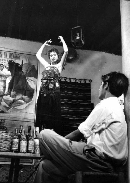 Set del film documentario "Carosello spgnolo" - Regia Gian Andrea Rocco, Salvatore Rosso, Pino Serpi - 1959 - Danzatrice di flamenco