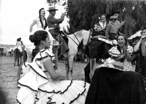 Set del film documentario "Carosello spgnolo" - Regia Gian Andrea Rocco, Salvatore Rosso, Pino Serpi - 1959 - Uomini e donne a cavallo