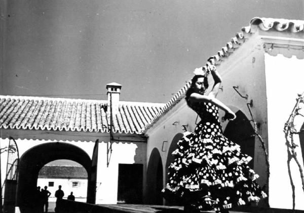 Set del film documentario "Carosello spgnolo" - Regia Gian Andrea Rocco, Salvatore Rosso, Pino Serpi - 1959 - Danzatrice di flamenco