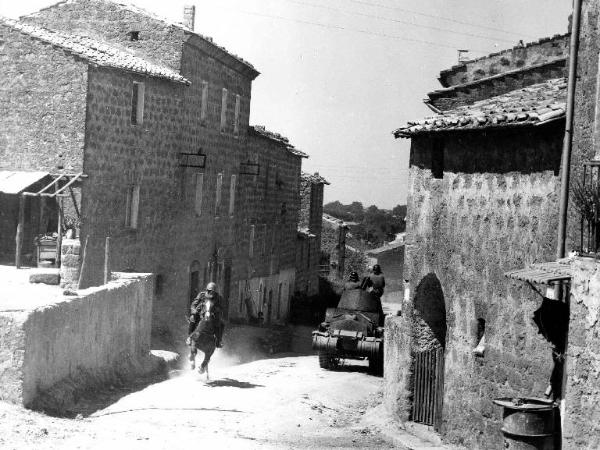 Scena del film "Il carro armato dell'8 settembre" - Regia Gianni Puccini - 1960 - Un militare a cavallo e due sul carro armato