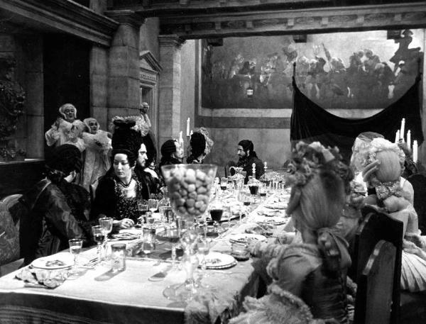 Scena del film "Il Casanova di Federico Fellini" - Regia Federico Fellini - 1976 - Attori non identificati a tavola
