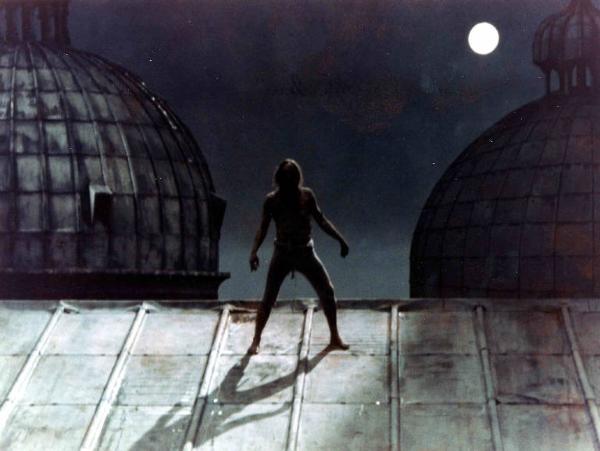 Scena del film "Il Casanova di Federico Fellini" - Regia Federico Fellini - 1976 - Un attore non identificato su un tetto in una notte di luna piena