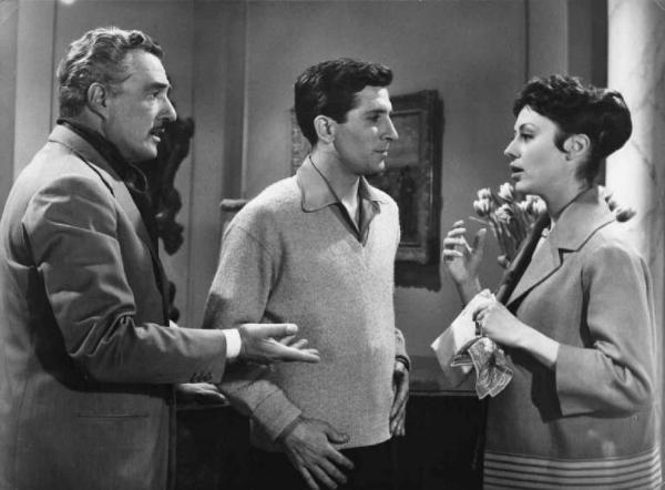 Scena del film "Casinò de Paris" - Regia André Hunebelle - 1957 - Gli attori Vittorio De Sica, Gilbert Becaud e Caterina Valente