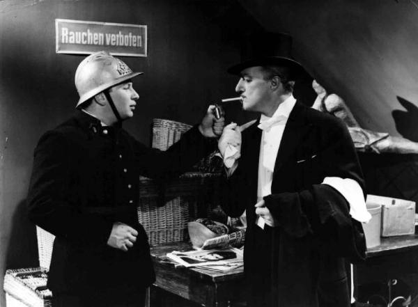 Scena del film "Casinò de Paris" - Regia André Hunebelle - 1957 - L'attore Vittorio De Sica e un attore non identificato in divisa