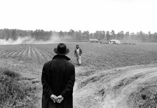 Scena del film "Il caso Mattei" - Regia Francesco Rosi - 1972 - L'attore Gian Maria Volontè, di spalle, e un attore non identificato