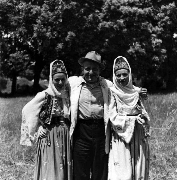 Set del film "Il cavaliere di Kruja" - Regia Carlo Campogalliani - 1941 - Il regista Carlo Campogalliani tra le attrici Doris Duranti e Leda Gloria