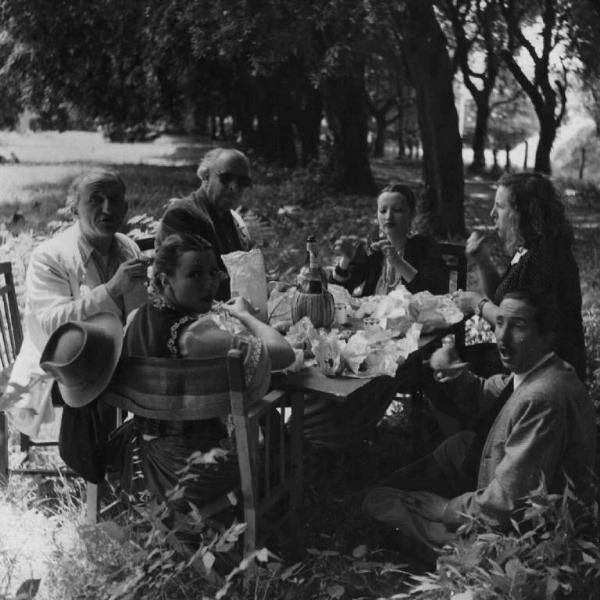 Set del film "Il cavaliere di Kruja" - Regia Carlo Campogalliani - 1941 - Il regista Carlo Campogalliani con le attrici Doris Duranti e Leda Gloria e altri componenti del cast a tavola in pausa pranzo