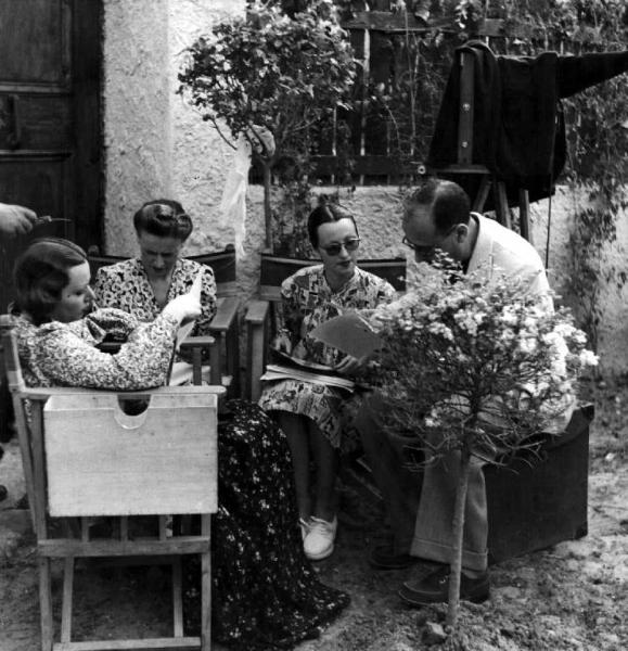 Set del film "Il cavaliere di Kruja" - Regia Carlo Campogalliani - 1941 - Le attrici Doris Duranti e Leda Gloria e altri componenti del cast