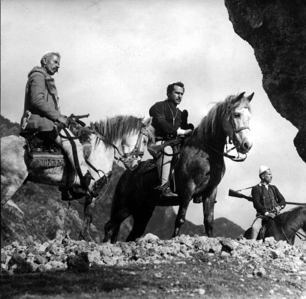 Scena del film "Il cavaliere di Kruja" - Regia Carlo Campogalliani - 1941 - L'attore Guido Celano a cavallo con attori non identificati