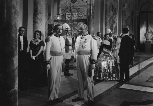 Scena del film "Il cavaliere di San Marco" - Regia Gennaro Righelli - 1939 - L'attore Augusto Di Giovanni e attori non identificati