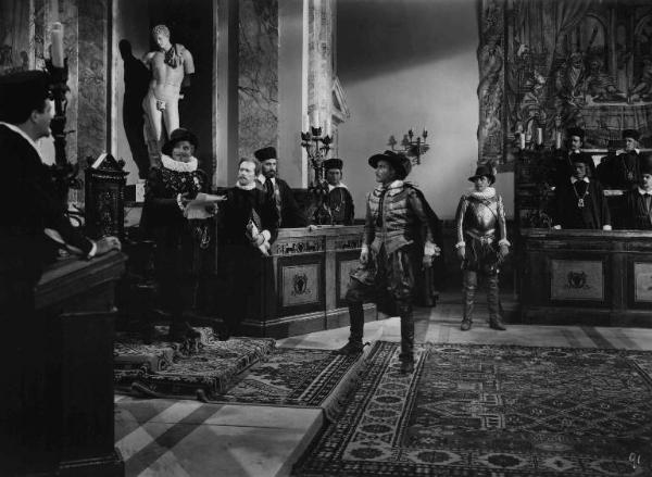 Scena del film "Il cavaliere senza nome" - Regia Ferruccio Cerio - 1941 - Gli attori Corrado Racca, Amedeo Nazzari e attori non identificati