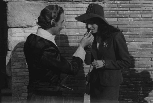 Set del film "Il cavaliere senza nome" - Regia Ferruccio Cerio - 1941 - L'attore Rolando Costantino accende una sigaretta a Neda Naldi