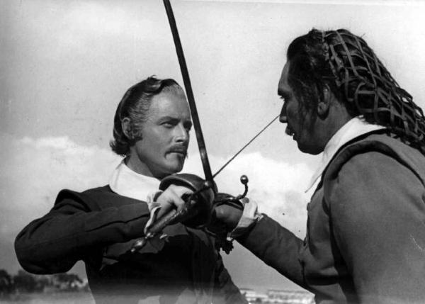 Set del film "Il cavaliere senza nome" - Regia Ferruccio Cerio - 1941 - L'attore Rolando Costantino prova dei colpi di spada