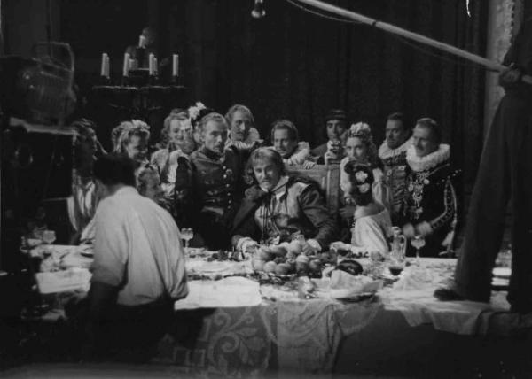 Set del film "Il cavaliere senza nome" - Regia Ferruccio Cerio - 1941 - Gli attori Mario Ferrari, Amedeo Nazzari e attori non identificati