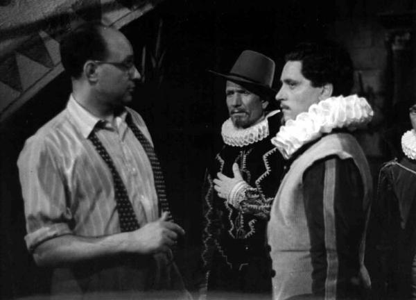 Set del film "Il cavaliere senza nome" - Regia Ferruccio Cerio - 1941 - Il regista Ferruccio Cerio e l'attore Fedele Gentile