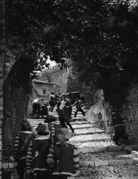 Scena del film "I cavalieri della regina" - Regia Mauro Bolognini, Joseph Lerner - 1954 - Attori non identificati combattono a colpi di spade su una scalinata