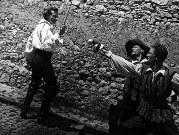 Scena del film "I cavalieri della regina" - Regia Mauro Bolognini, Joseph Lerner - 1954 - Attori non identificati combattono a colpi di spade su una scalinata