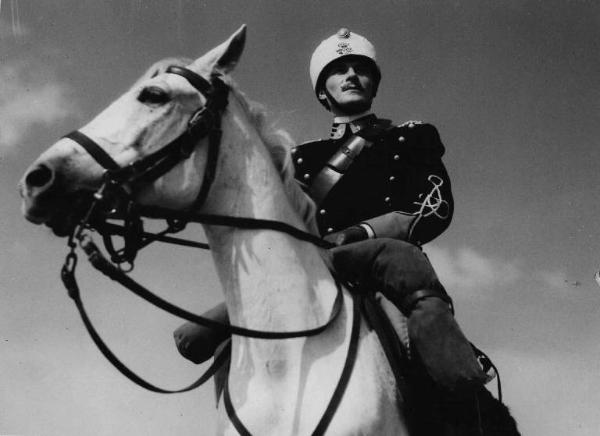 Scena del film "Cavalleria" - Regia Goffredo Alessandrini - 1936 - L'attore Amedeo Nazzari in divisa militare a cavallo