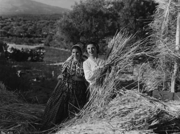 Scena del film "Cavalleria Rustica" - Regia Amleto Palermi - 1939 - Un'attrice non identificata e l'attrice Isa Pola in campagna.