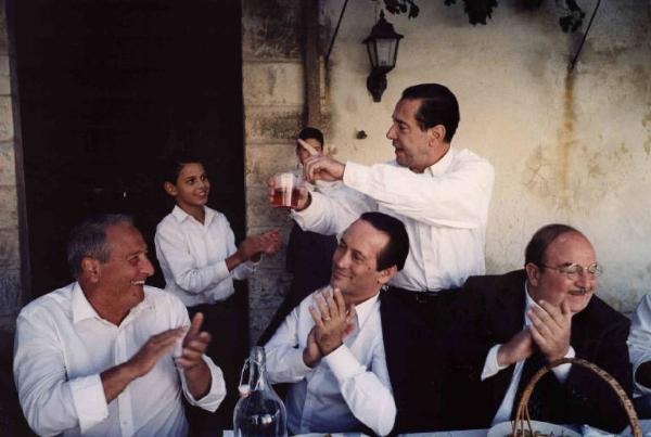 Scena del film "I Cento Passi" - Regia Marco Tullio Giordana - 2000 - Gli attori non identificati e gli attori Tony Sperandeo e Luigi Maria Burruano a tavola
