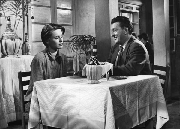 Scena del film "Cento Piccole Mamme" - Regia Giulio Morelli - 1951 - Gli attori Lia Amanda e William Stubbs a tavola