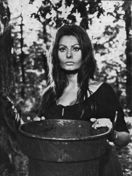 Scena del film "C'era una volta" - Regia Francesco Rosi - 1967 - L'attrice Sophia Loren in piedi con un secchio