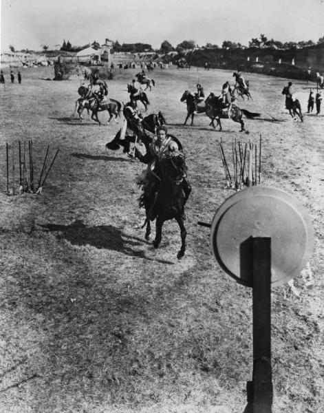 Scena del film "C'era una volta" - Regia Francesco Rosi - 1967 - Gli attori non identificati a cavallo