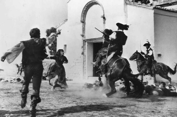 Scena del film "C'era una volta" - Regia Francesco Rosi - 1967 - Gli attori Omar Sharif, Sophia Loren e attori non identificati a cavallo in una scena concitata