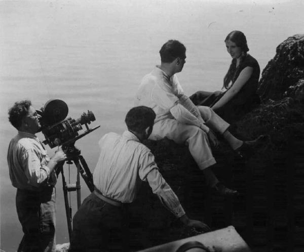 Set del film "C'era una volta" - Regia Francesco Rosi - 1967 - Lo staff tecnico e gli attori non identificati durante una ripresa