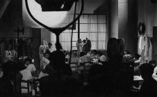 Set del film "Cercasi Bionda Bella Presenza" - Regia Pina Renzi - 1942 - Lo staff tecnico riprende una scena in interno