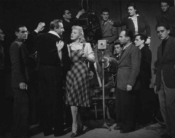 Set del film "Cercasi Bionda Bella Presenza" - Regia Pina Renzi - 1942 - Il ballerino Sergio Lanchi e l'attrice Liselotte Von Grey provano una scena diretti dalla regista Pina Renzi