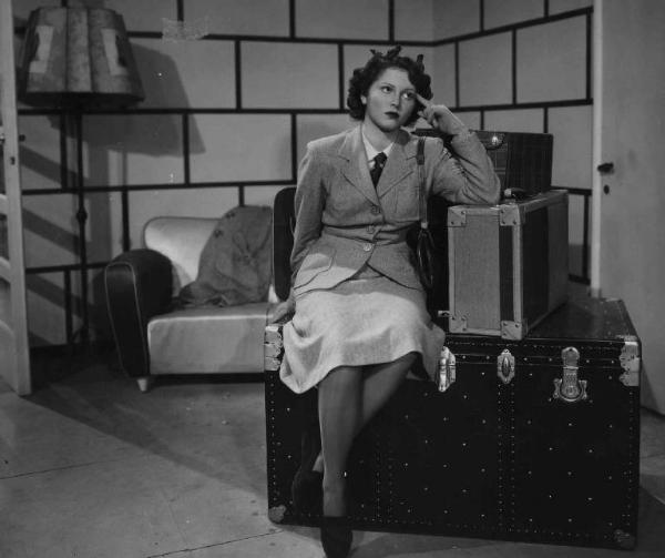 Scena del film "C'è sempre un ma!" - Regia Luigi Zampa - 1942 - L'attrice Carla Del Poggio seduta tra le valigie