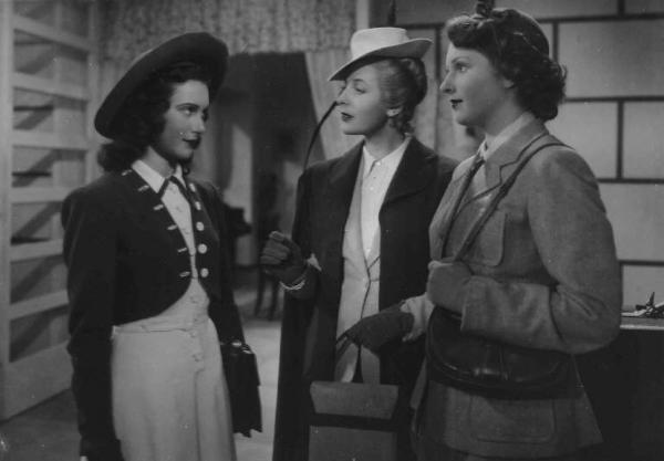 Scena del film "C'è sempre un ma!" - Regia Luigi Zampa - 1942 - Le attrici Adriana Benetti, Rubi Dalma e Carla Del Poggio parlano tra di loro