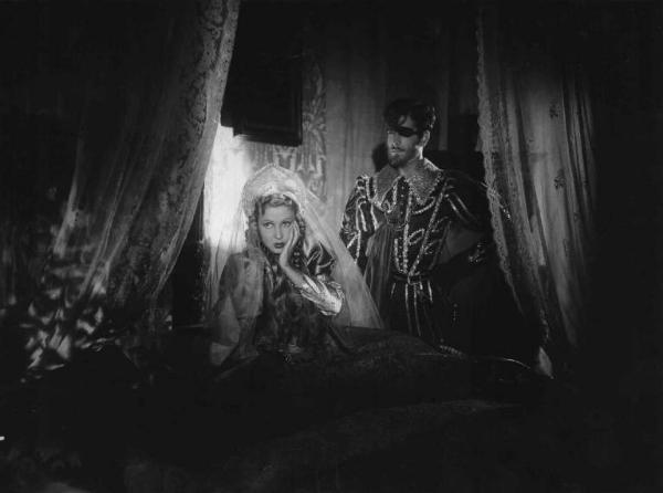 Scena del film "C'è un fantasma nel castello" - Regia Giorgio Simonelli - 1941 - Gli attori Silvana Jachino e Osvaldo Genazzani in una camera da letto