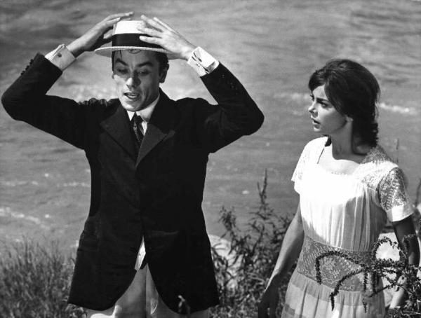 Scena del film "Che gioia vivere" - Regia René Clément - 1961 - Gli attori Alain Delon e Barbara Lass vicino ad un fiume