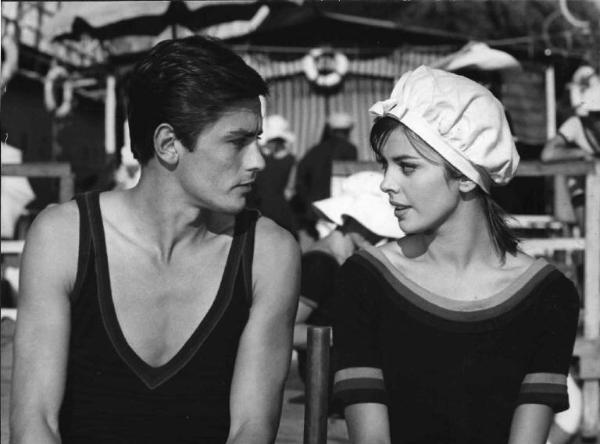 Scena del film "Che gioia vivere" - Regia René Clément - 1961 - Gli attori Alain Delon e Barbara Lass si guardano