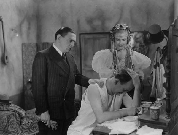 Scena del film "Chi è più felice di me?" - Regia Guido Brignone - 1938 - Gli attori Tito Schipa, Caterina Boratto e un attore non identificato davanti a uno specchio