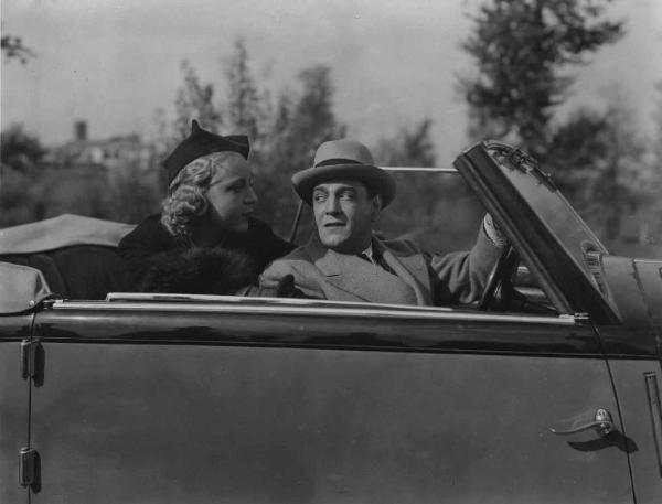 Scena del film "Chi è più felice di me?" - Regia Guido Brignone - 1938 - Gli attori Caterina Boratto e Tito Schipa in auto