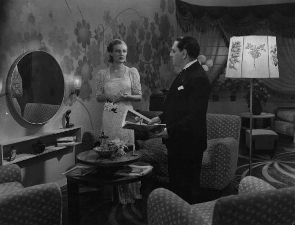 Scena del film "Chi è più felice di me?" - Regia Guido Brignone - 1938 - Gli attori Caterina Boratto e Tito Schipa in una stanza