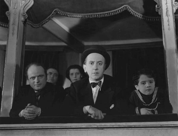 Scena del film "Chi è più felice di me?" - Regia Guido Brignone - 1938 - Tre attori non identificati in un palco di un teatro