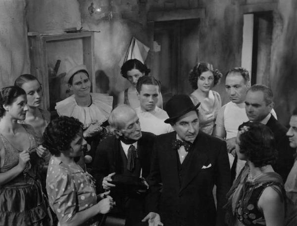 Scena del film "Chi è più felice di me?" - Regia Guido Brignone - 1938 - Gruppo di attori non identificati.