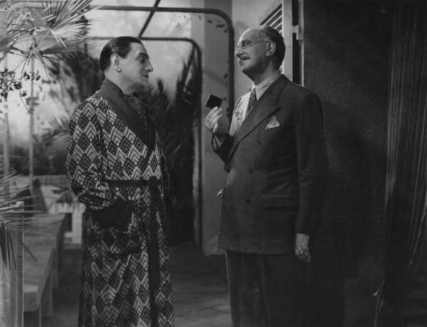 Scena del film "Chi è più felice di me?" - Regia Guido Brignone - 1938 - L'attore Tito Schipa con un attore non identificato.