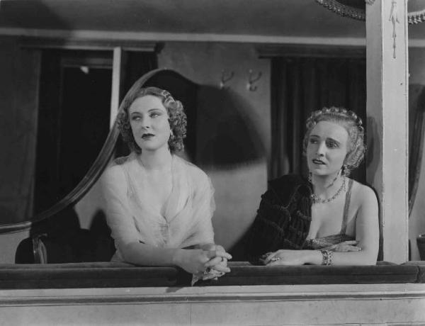 Scena del film "Chi è più felice di me?" - Regia Guido Brignone - 1938 - L'attrice Caterina Boratto con una attrice non identificata sedute a teatro.