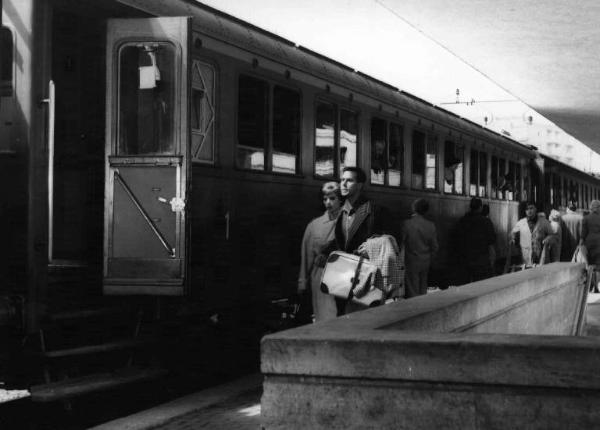 Scena del film "Ciao, ciao bambina!" - Regia Sergio Grieco - 1959 - Gli attori Elsa Martinelli e Antonio Cifariello alla stazione