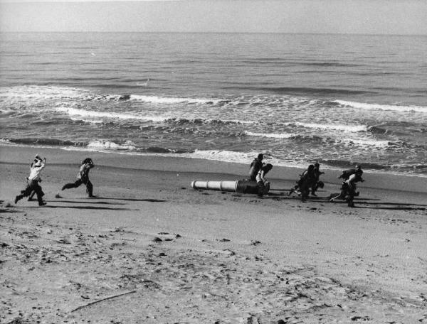 Scena del film "Ciao Gulliver" - Regia Carlo Tuzii - 1970 - Attori non identificati corrono sulla spiaggia