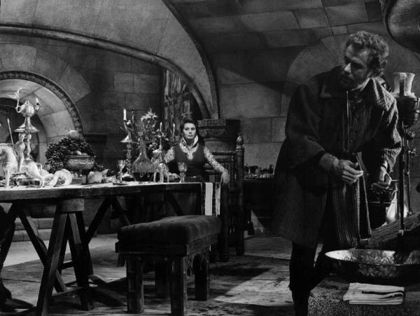 Scena del film "El Cid" - Regia Anthony Mann - 1961 - Gli attori Sophia Loren e Massimo Serato al banchetto