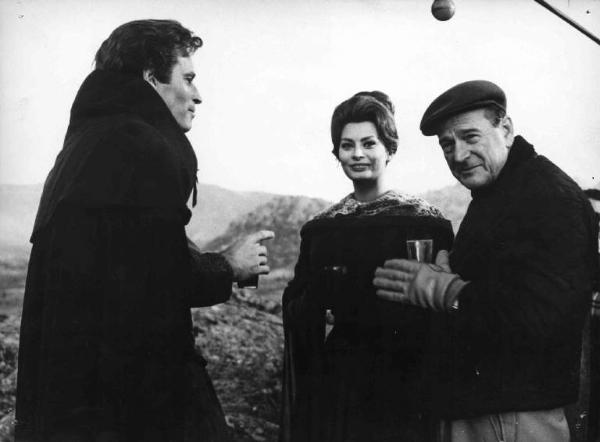 Set del film "El Cid" - Regia Anthony Mann - 1961 - Gli attori Charlton Heston, Sofia Loren e il regista Anthony Mann si dissetano