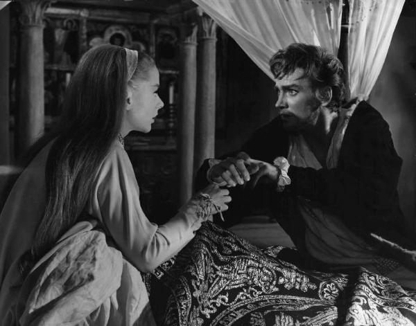 Scena del film "El Cid" - Regia Anthony Mann - 1961 - Gli attori Geneviève Page e John Fraser parlano in camera da letto