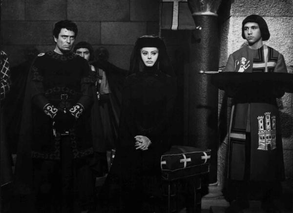 Scena del film "El Cid" - Regia Anthony Mann - 1961 - Gli attori Raf Vallone e Sophia Loren nella sala del re