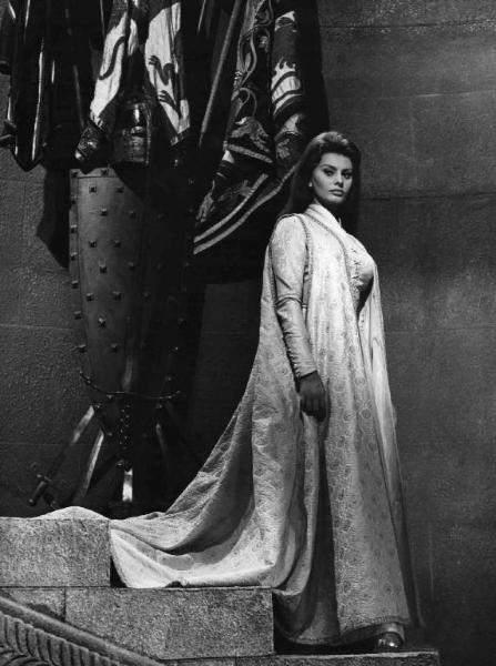 Scena del film "El Cid" - Regia Anthony Mann - 1961 - L'attrice Sophia Loren sulle scale